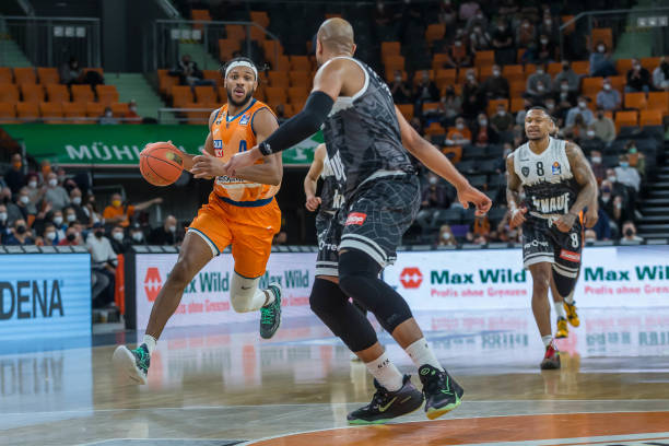 赛的中后场 赛的中后场